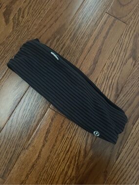 Lululemon Reversable Ear Warmer black and gray